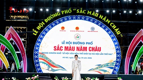 Mẫu nam Lê Tiến Đạt tỏa sáng cùng bộ sưu tập đậm bản sắc Việt