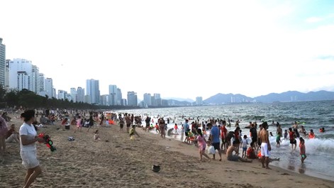 Khánh Hòa: Du lịch biển đảo “bùng nổ”, nhiều khách sạn “cháy phòng” dịp lễ 30.4 và 1.5