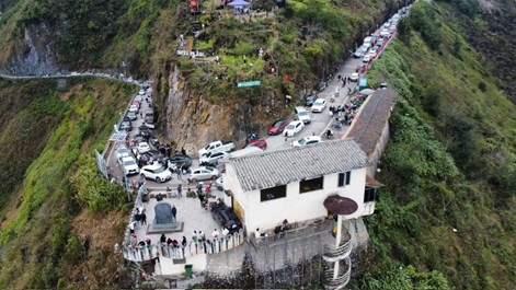 Dốc Thẩm Mã, đèo Mã Pí Lèng tắc nghẹt, khách không tìm được phòng ở