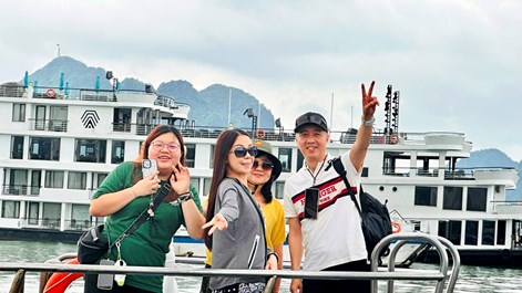 Một hành trình khám phá hai vịnh đẹp Hạ Long và Lan Hạ