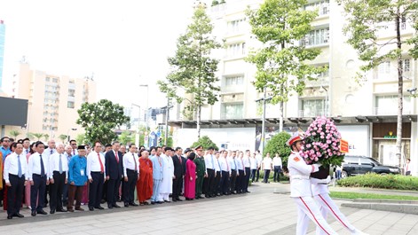 Lãnh đạo Đảng, Nhà nước và TP.HCM dâng hoa tưởng nhớ Chủ tịch Hồ Chí Minh