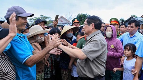 Thủ tướng yêu cầu tiếp tục tập trung toàn lực khắc phục hậu quả mưa lũ