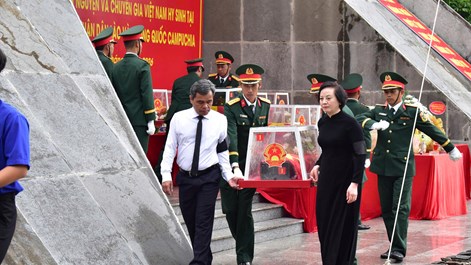 Phó Thủ tướng Phạm Thị Thanh Trà dự Lễ truy điệu, an táng hài cốt liệt sĩ tại Quảng Ngãi