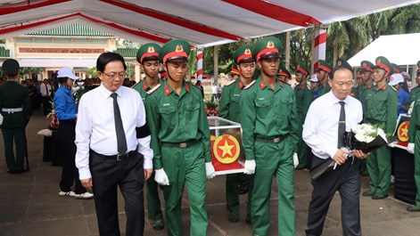 Phó Thủ tướng Hồ Quốc Dũng dự lễ an táng 18 liệt sĩ quân tình nguyện tại Gia Lai
