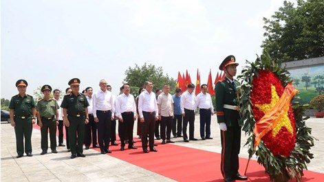 Thủ tướng Chính phủ Lê Minh Hưng dâng hương tưởng niệm các Anh hùng liệt sĩ tỉnh Phú Thọ