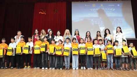 Thí sinh Miss World 2026 tặng quà tại Trung tâm Trợ giúp xã hội tỉnh Quảng Ninh