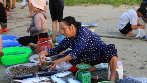 Giữ hồn làng chài trong nhịp sống phố biển 