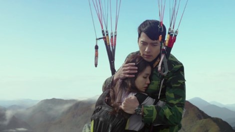 Son Ye Jin hé lộ câu chuyện phía sau cảnh ôm Hyun Bin trong “Hạ cánh nơi anh”