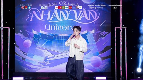 Vương Bình bất ngờ xuống xe giao lưu cùng người hâm mộ sau đêm diễn