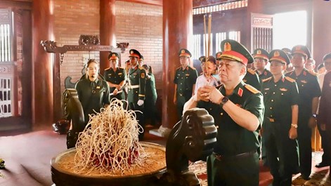 Chủ nhiệm Tổng cục Chính trị Nguyễn Trọng Nghĩa dâng hương tri ân liệt sĩ ở Thái Nguyên