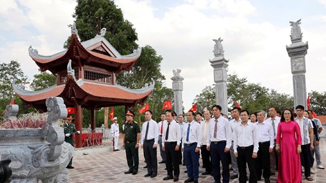 Dâng hương tưởng niệm, tri ân Chủ tịch Hồ Chí Minh và các Anh hùng liệt sĩ