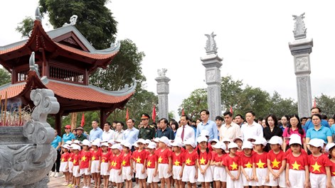 Dâng hương kỉ niệm 136 năm Ngày sinh Chủ tịch Hồ Chí Minh 