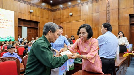 Phó Chủ tịch Quốc hội Nguyễn Thị Thanh trao quà cho gia đình chính sách và học sinh tại Điện Biên