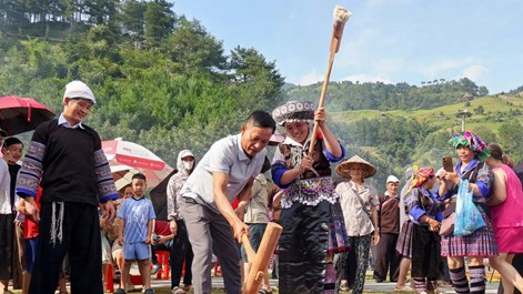 Về Mù Cang Chải vui hội giã bánh giày độc đáo của người Mông