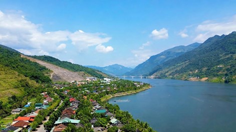 Về Mường Lay khám phá vẻ đẹp sông Đà mùa nước nổi