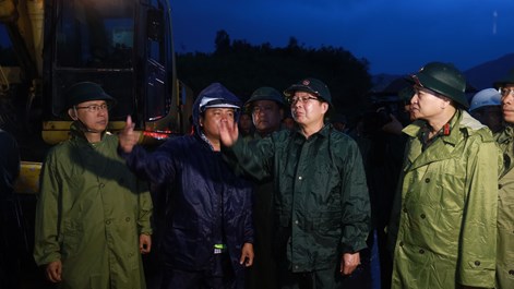 Phó Thủ tướng Hồ Quốc Dũng kiểm tra công tác khắc phục tại đèo Khánh Lê 