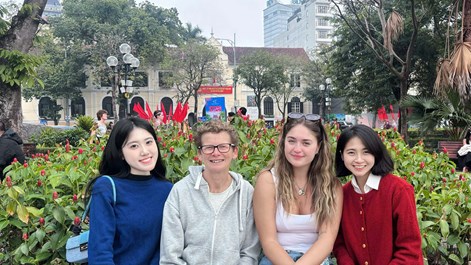 Du khách nước ngoài “phải lòng” Tết cổ truyền của người Việt