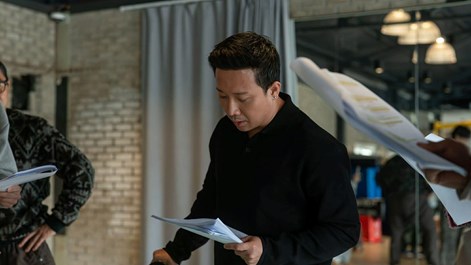 Trấn Thành học 3 ngôn ngữ để tham gia phim Hàn có Park Bo Gum