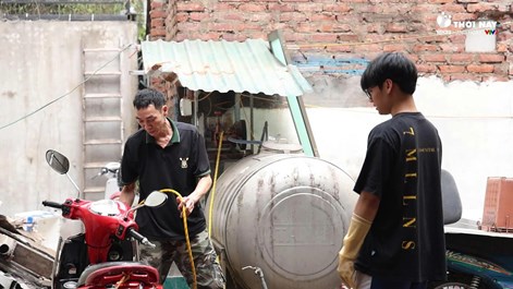 Nghẹn ngào câu chuyện người cha sửa xe nuôi con giành học bổng du học Mỹ