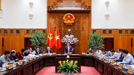 Thủ tướng: Xem xét bố trí ngân sách để hỗ trợ bình ổn giá xăng dầu