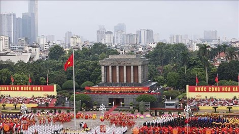 Phải hướng về nhân dân, lấy giá trị lịch sử, chính trị, văn hóa, giáo dục làm trọng tâm