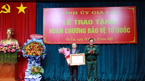 Chủ tịch nước tặng Huân chương Bảo vệ Tổ quốc hạng Ba cho Bí thư Tỉnh ủy Gia Lai