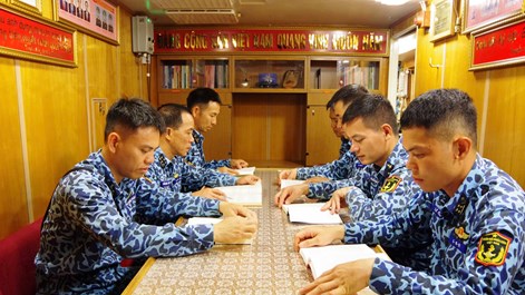  Đọc sách giữa lòng biển sâu: Chuyện “rất đời” của lính tàu ngầm