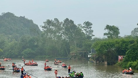 Đò chèo tay gìn giữ bản sắc chùa Hương và sinh kế người dân