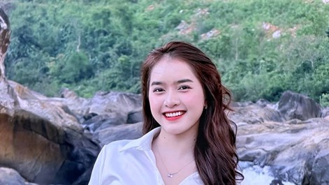 Cận cảnh nhan sắc xinh đẹp trong sáng của bông hoa núi rừng Bana Yona Cươn ở tuổi 22