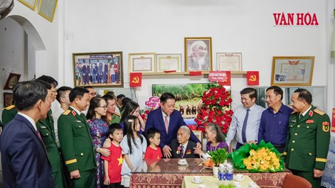 Đại tướng Nguyễn Trọng Nghĩa trao Huy hiệu 80 năm tuổi Đảng tại Quảng Trị
