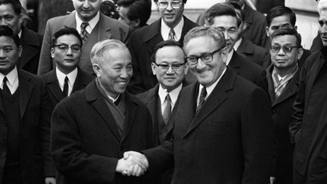 Ký tắt Hiệp định Paris về chấm dứt chiến tranh, lập lại hòa bình ở Việt Nam