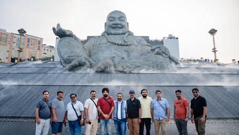 Du khách quốc tế tấp nập chiêm bái núi Bà Đen