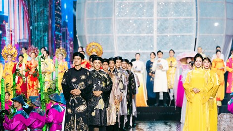 Hàng trăm nghệ sĩ, hoa hậu trình diễn áo dài trên phố đi bộ