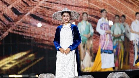 Nguyễn Thanh Hà trình diễn áo dài, lan tỏa thông điệp ‘phát triển bền vững’