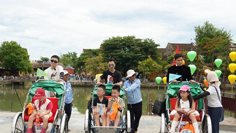 Bố Nam mặc vest nhung đạp xích lô, bé Đậu đốn tim khán giả