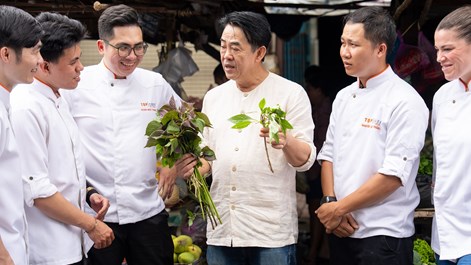 Chef Peter Cường Franklin hướng dẫn đầu bếp nâng tầm bún riêu theo phong cách Michelin