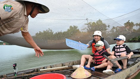 Các bố con lăn lộn cuốc đất, bắt cá để kiếm nguyên liệu nấu cơm