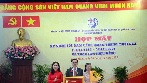 Họp mặt Kỷ niệm 108 năm Cách mạng Tháng Mười Nga và trao Huy hiệu Đảng