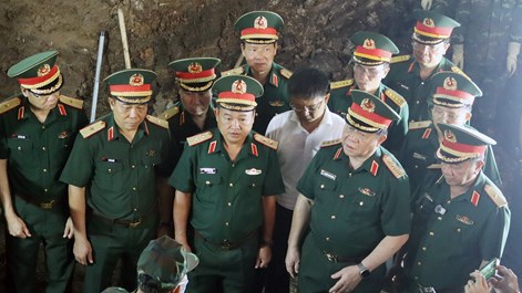 Đại tướng Nguyễn Trọng Nghĩa kiểm tra công tác tìm kiếm hài cốt liệt sĩ tại Công viên Lê Thị Riêng