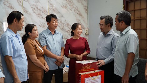 Trưởng ban Chính sách, Chiến lược Trung ương thăm, tặng quà gia đình chính sách và người lao động tại Quảng Ngãi