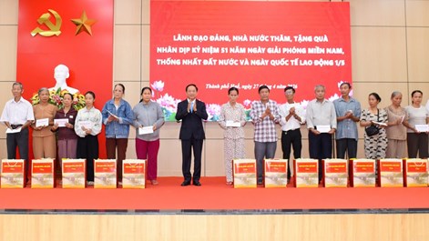 Trưởng ban Tuyên giáo và Dân vận Trung ương thăm và tặng quà gia đình chính sách tại Huế