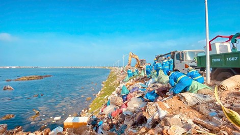 Dọn sạch Cổng Tò Vò, giữ hình ảnh đẹp cho du lịch đảo Lý Sơn