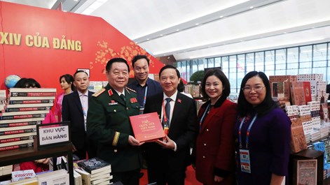 Đại biểu ấn tượng khu trưng bày sách, báo tại Đại hội XIV