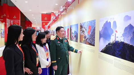 Các đại biểu tham quan Triển lãm ảnh “Việt Nam - Một dải non sông“