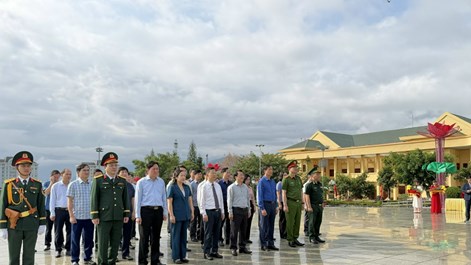 Dâng hương tưởng nhớ Chủ tịch Hồ Chí Minh và các Anh hùng liệt sĩ