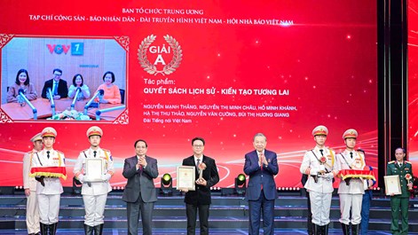 Tuyên dương 96 Bí thư Chi bộ xuất sắc và trao Giải Búa liềm vàng lần thứ X 