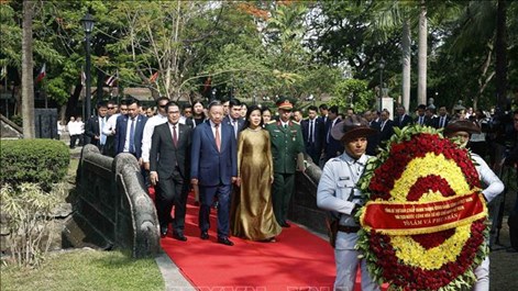 Tổng Bí thư, Chủ tịch nước Tô Lâm dâng hoa tại Tượng đài Chủ tịch Hồ Chí Minh ở Philippines