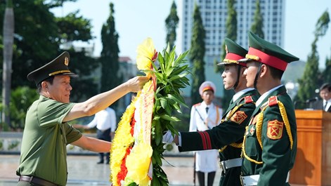 Bộ trưởng Lương Tam Quang dâng hương tri ân các Anh hùng liệt sĩ, thăm, tặng quà các gia đình chính sách và người có công tại tỉnh Gia Lai