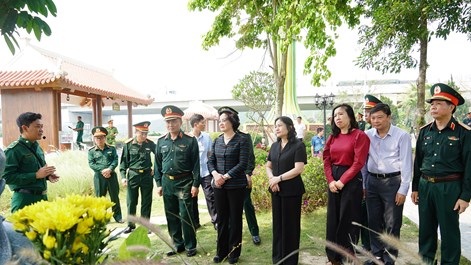 Phó Thủ tướng Phạm Thị Thanh Trà dâng hương tại Bến phà II Long Đại