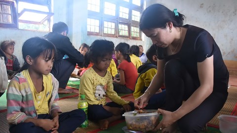 “Góp gạo, thổi cơm chung” nuôi học trò vùng nghèo khó